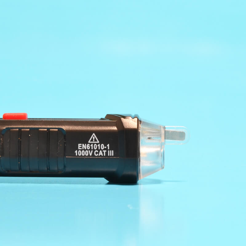 Un testeur de tension avec une utilisation très simple. Par une simple pression sur le bouton, vous pouvez savoir s'il y a du courant sur votre circuit électrique. Que ce soit sur les fils électriques, appareillages, disjoncteur général, modulaire, chauffe-eau, armoires, coffret électrique, prises de courant, équipements électriques, radiateur, télérupteur, boite de dérivation, disjoncteurs divisionnaires, luminaires le stylo détecteur de tension s'adapte sur tous types de supports électriques.