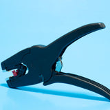 Pince à dénuder le fil rigide et le fil souple. Un outillage à main indispensable dans votre boîte à outils. Multifonctions, avec sa fonction coupe-câble, permet pour couper les fils électriques sans abîmer le fil. Sa fonction dénudage de câble, elle vous facilite le travail. Un outil parfait pour les professionnels et les bricoleurs.