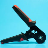 Un outillage professionnel, la pince à sertir les embouts de câblage pré isolé est le complément parfait de vos outillages comme par exemples : ciseaux, douille, marteau, testeur, pince multiprise, coffret à douilles, cruciformes, rallonge, détecteur de tension, pince coupante diagonale, pince électricien, lame de scie, embouts de vissage. C'est une pince à sertir dotée de poignées bi-matière de couleurs rouge et noir très ergonomique et facile à prendre en main.