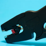 Acheter une pince à dégainer le câble pas cher digne d'une grande marque. Accompagnée de mâchoires grip qui a une capacité de tenir le fil jusqu'à 10 mm², cette pince universelle fait partie des outils de bricolage ou professionnel indispensable dans la réalisation de travaux électrique. Elle trouvera sa place à côté de vos outils comme le tournevis à précision, visseuse sans fil, outils isolés, cliquets, tenailles a fin de pouvoir bricoler dans le confort.