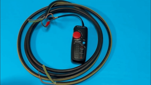 RJControl de 99outils.com, un appareil qui permet de tester les câbles RJ45, RJ11, suivre les câbles réseau dans une baie de brassage. Il permet également de suivre les câbles de courant fort. 
