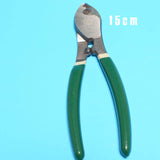 Vous êtes électricien ? Vous voulez compléter vos différents outils de coupe comme : cutter, becs, diagonale, cisaille, pince universelle, tenaille, pince coupante diagonale, coupe-boulons, pince monseigneur, pince à bec, pince électricien par une pince pour couper du câble ou du fil électrique ? Le coupe-câbles est l'outil indispensable pour tous les électriciens. Disponibles sur différentes tailles. 