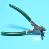 Coupe-câble composé de poignée bi-matière, avec une articulation fluide pour un confort de travail. Il permet également de couper de la gaine électrique. Un coupe câble antidérapant et ergonomique avec une mâchoire large pour pouvoir couper les câbles jusqu'à 70 mm² avec une coupe nette et précise. Un outil idéal pour des travaux professionnels et bricolage.