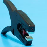 Pince à dénuder chromée avec des fonctions coupantes pour pouvoir couper les fils électriques sans effort. Facilitez le vissage de matériels électrique avec cette pince à dénuder pas cher. 