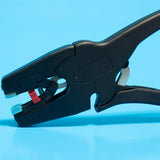 Une pince à dénuder automatique multifonction de couleur noire. Cette pince permet également une découpe net des fils électriques en fonction cisaille. Une pince coupe maniable, indispensable dans un coffret d outils à côté de vos consommables comme la visserie, rivets. 