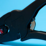 Ensemble de pinces à sertir et à dénuder des fils de câblage qui trouvera une place à l'intérieur de votre servante à côté de vos outils comme une perceuse à percussion, chocs, tenaille, clé mixte, six-pans, clé à pipe, serre-joint, pinces coupantes, pince coupe câble, tenaille, équerre et scies. 