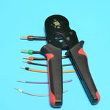 Une pince à dénuder les embouts de câble avec une utilisation simple et efficace. Il suffit de dénuder les fils avec une pince à dénuder, pince coupante, cutter ou un coup-câbles. Enfilez l'embout et sertissez. Une pince à sertir indispensable dans votre boite à outils à côté de vos consommables comme les embouts, rivets, embouts de vissage, douilles de vissage, écrou, extracteur de vis abîmée, douille, clous, boulon, cosses.