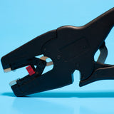 Une pince à dénuder légère de forme de crocodile composée d'une fente pour pouvoir couper les fils souples et fils rigide. Une avec des becs pour tenir le fil pendant le dénudage. Une pince universelle qui s'intégrera parfaitement dans votre valise à outils à côté de vos outils comme une trousse à outils, tournevis dynamométrique, clé dynamométrique, la clé à molette, tige télescopique, perceuse, porte-outils, chargeur, lime, coupe-tube.  