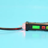 Un raccordement ou un branchement de matériel électrique défectueux, une surtension, surcharge, interrupteurs différentiels qui se déclenchent, surintensité ? Très difficile de savoir ce qui se passe lorsqu'on n'est pas un connaisseur. Grâce au testeur de tension sans contact, plus besoin de tournevis ou d'un multimètre pour avoir le diagnostic électrique rapidement avec la sécurité des personnes. 