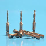 Scie, perceuses, cliquet, marteau, coffrets, perforateur, visseuses, ponceuse, scie sauteuse, visseuse à chocs, meuleuse, perceuse à percussion, scie circulaire, nous savons que dans votre atelier, vous avez de nombreuses outils. Avez-vous pensé à cet outil révolutionnaire ? Un taraud 2 en 1 ? Qui permet à la fois de percer et tarauder.